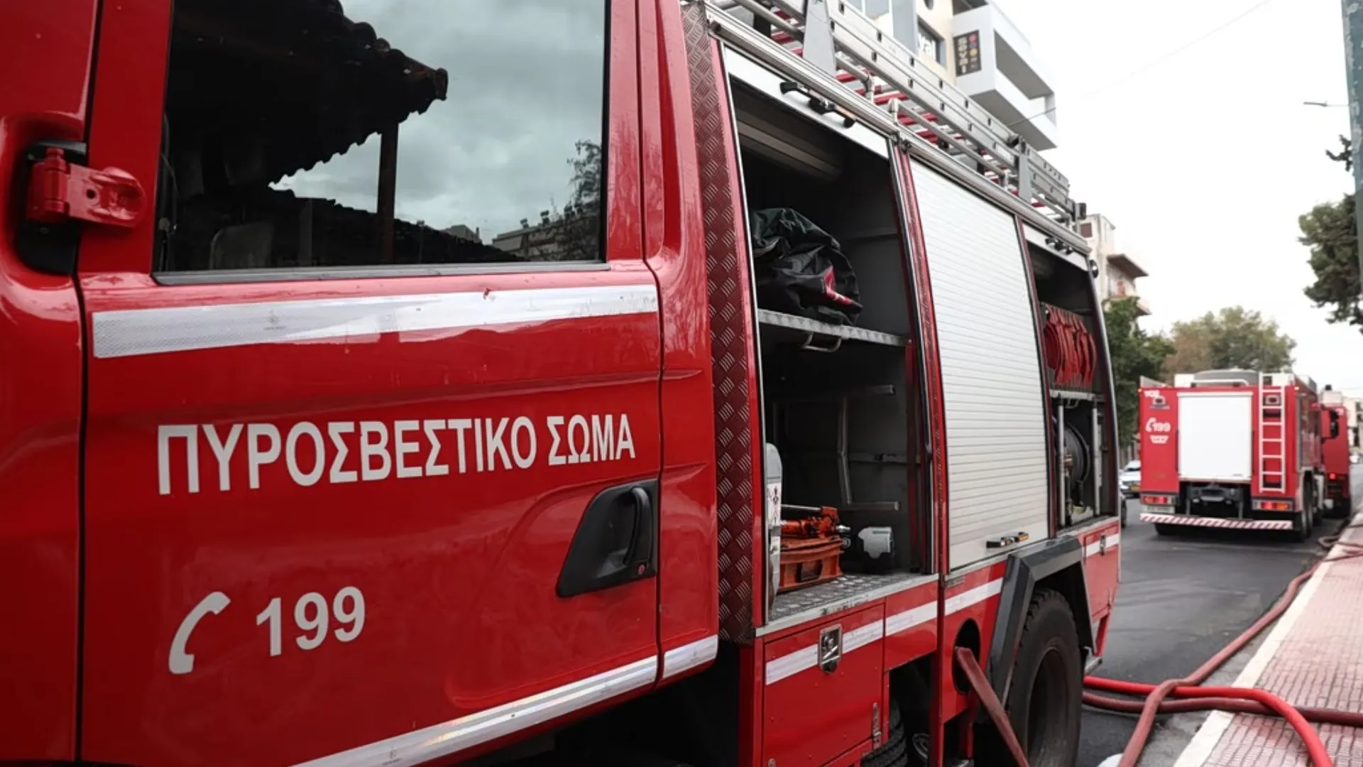 Πυροσβέστες επιχειρούν σε φωτιά διαμερίσματος στην Πολίχνη