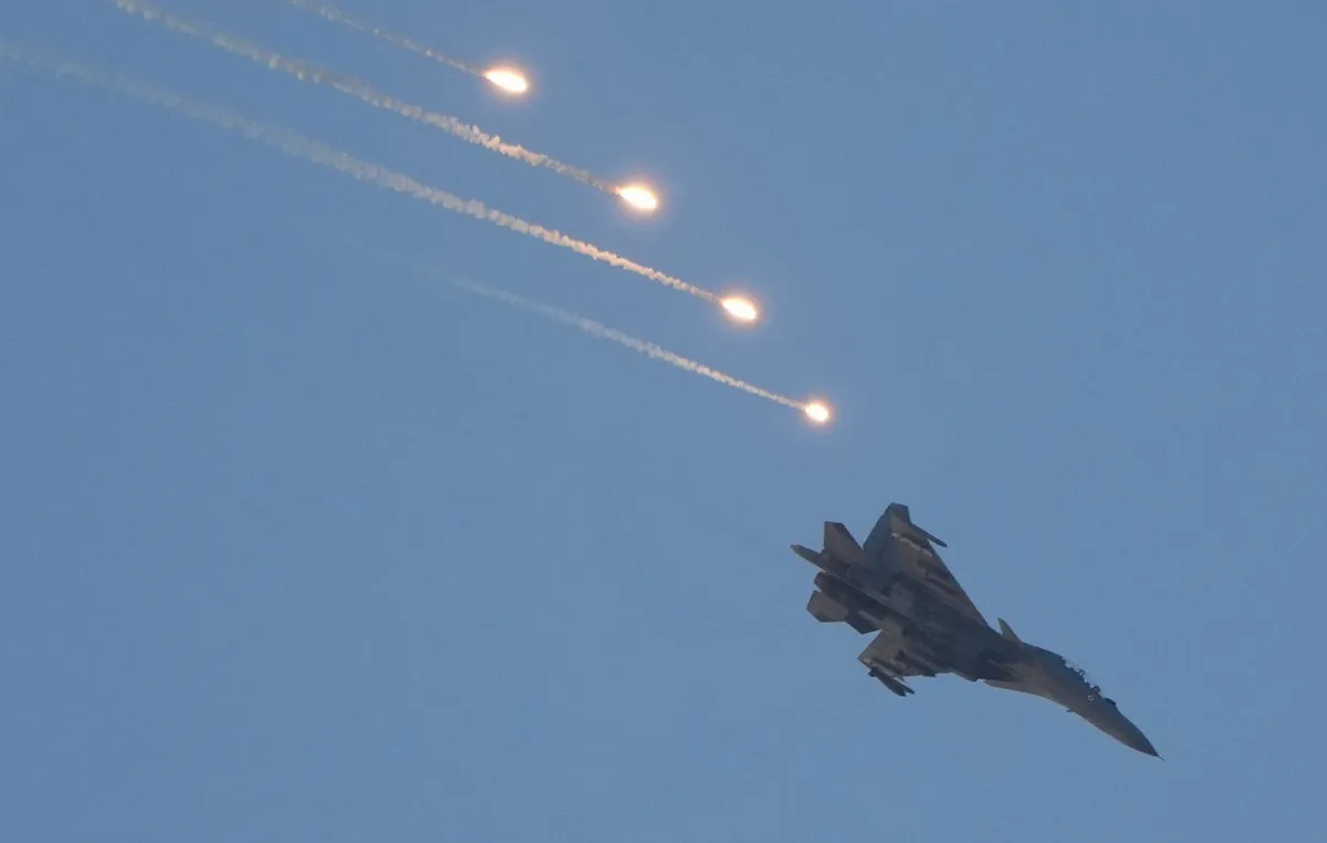 Στρατιωτικό αεροσκάφος Su-24 σε πτήση