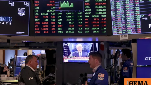 Οθόνη χρηματιστηρίου με τον δείκτη S&P 500 σε άνοδο