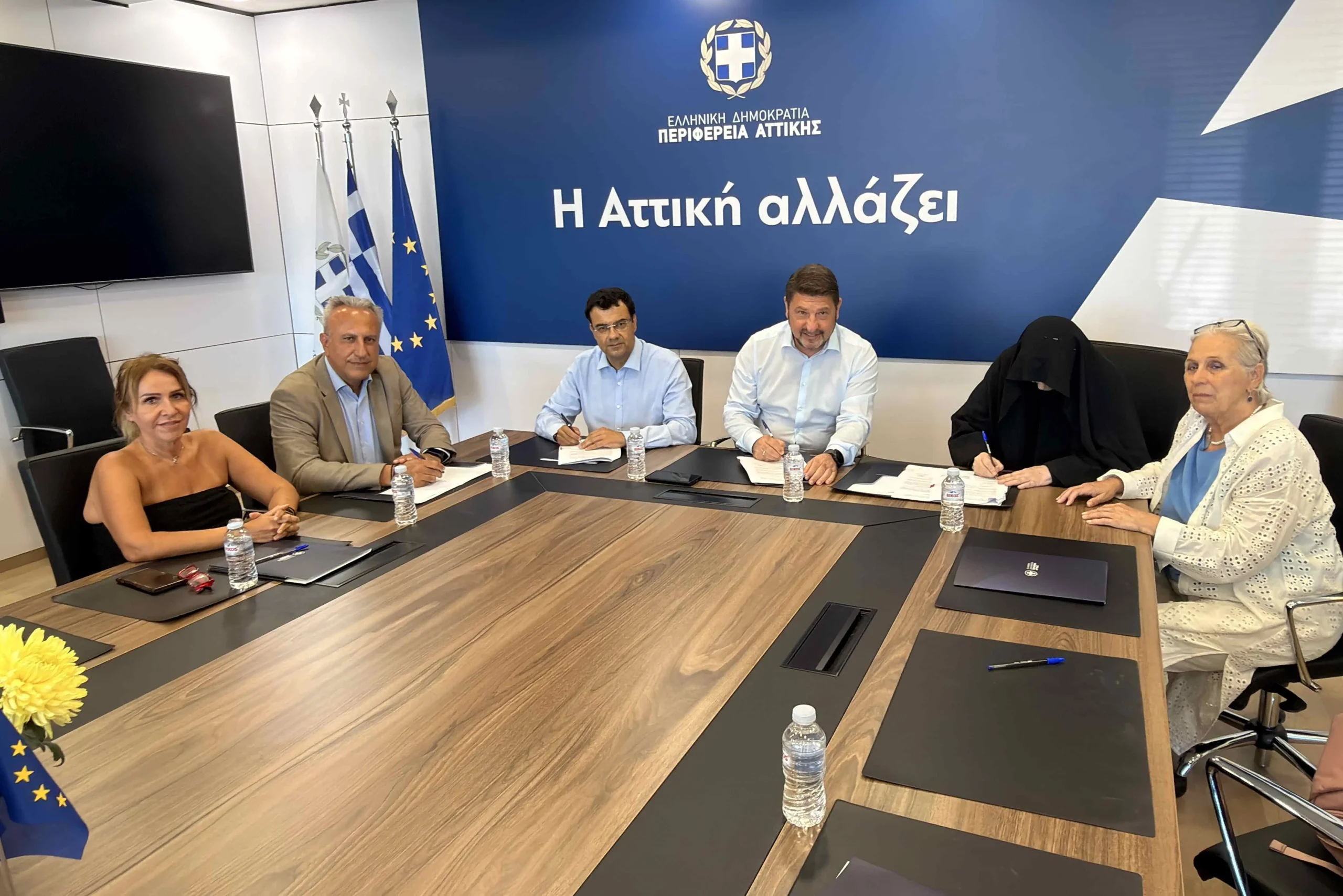 Ελικόπτερο προσγειώνεται σε νησιωτικό ελικοδρόμιο στην Ελλάδα