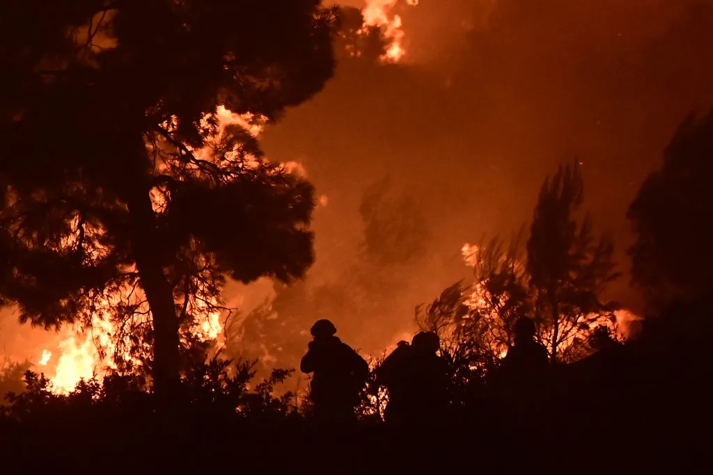 Πυροσβέστες μάχονται τις φλόγες στο Πόρτο Γερμενό