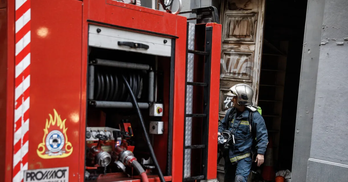 Πυροσβέστες επιχειρούν σε κτίριο στην Κουμουνδούρου