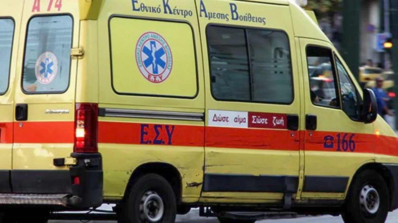Ασθενοφόρο ΕΚΑΒ σε σημείο τροχαίου δυστυχήματος