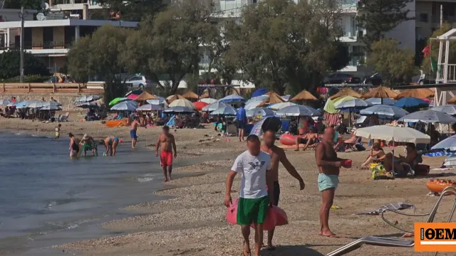 Κόσμος στην παραλία κατά τη διάρκεια καύσωνα στην Αττική