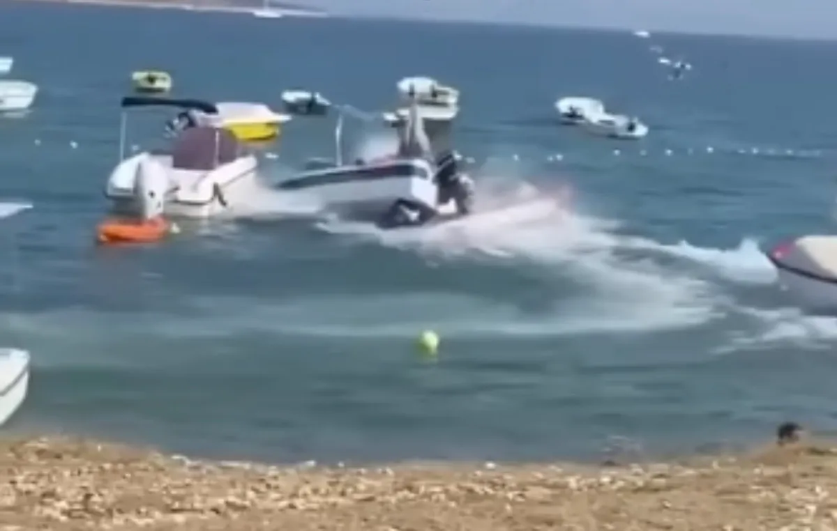 Ανεξέλεγκτο σκάφος πάνω σε δύο δεμένα πλοιάρια στη Νάξο