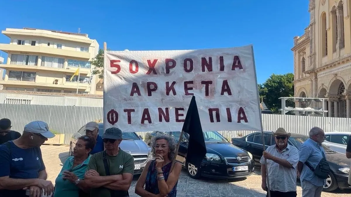 Κάτοικοι διαμαρτύρονται έξω από την Αρχιεπισκοπή Κρήτης