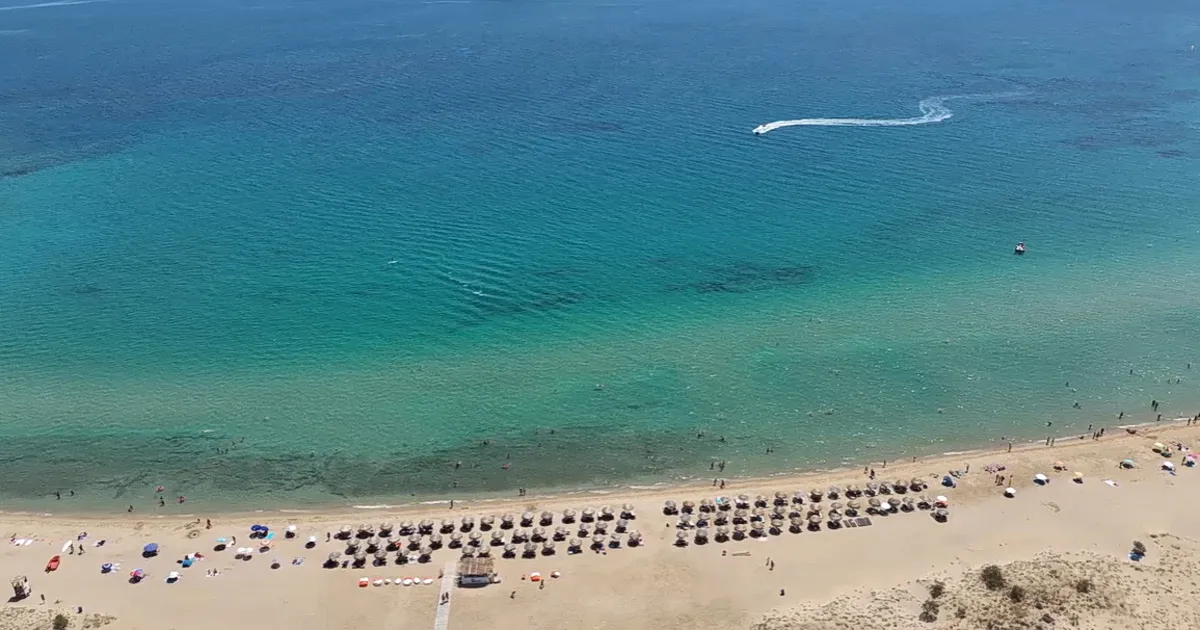 Drone ελέγχει παραλία για αυθαίρετη κατάληψη αιγιαλού