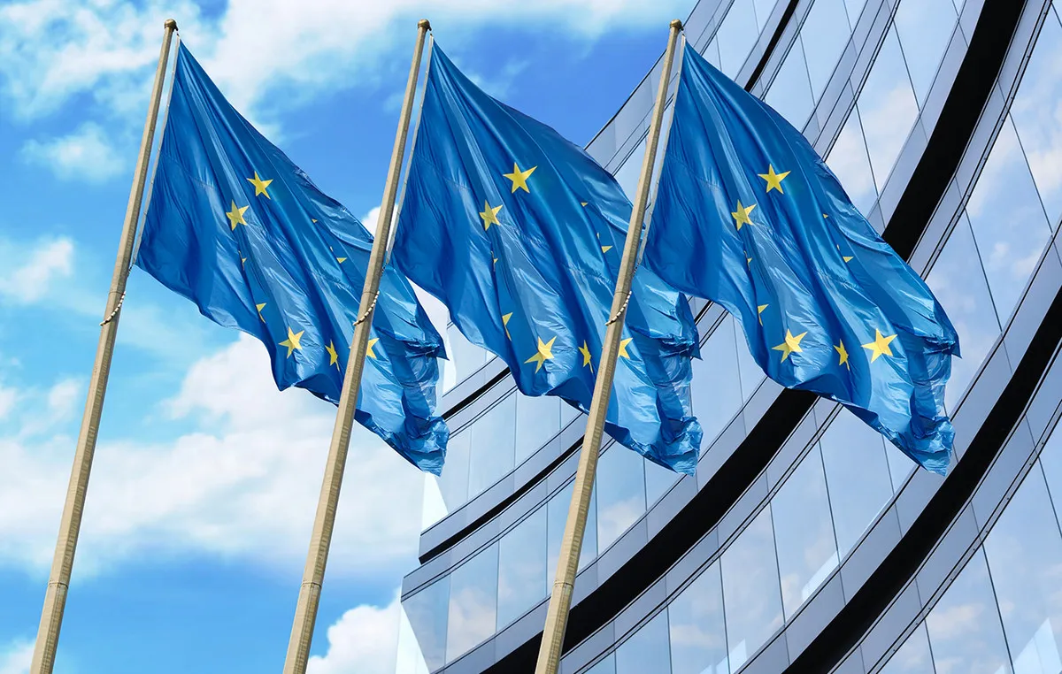 Σημαίες ΕΕ και Ουκρανίας συμβολίζουν την οικονομική στήριξη