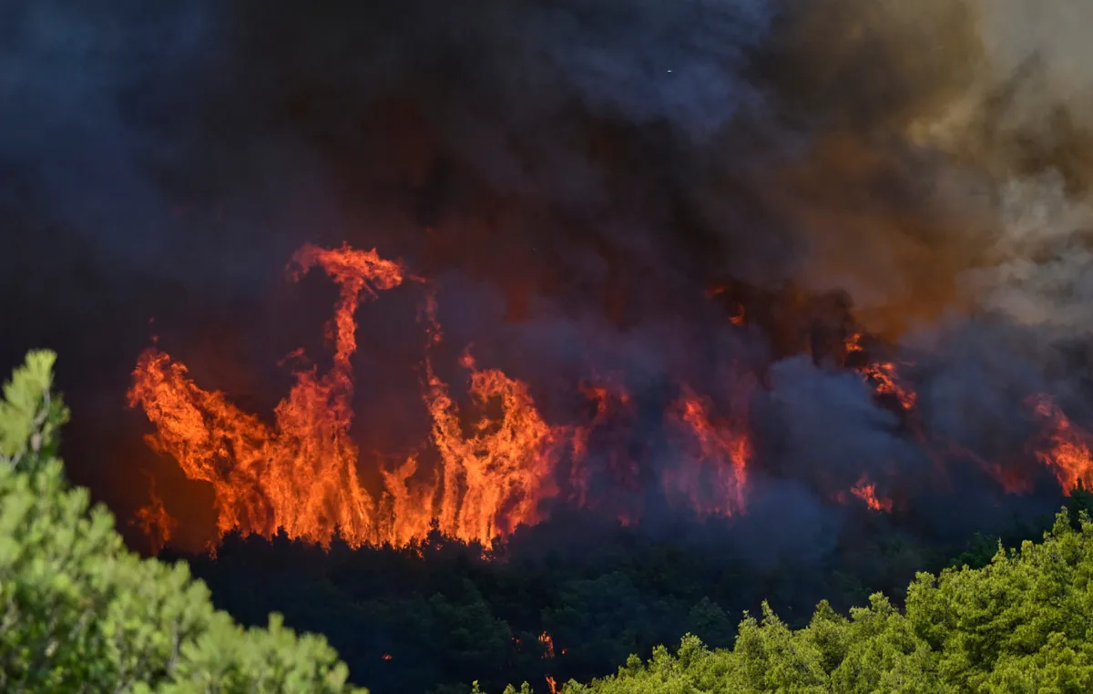 Πυρκαγιά με πυκνό καπνό κοντά σε κατοικίες στην Αττική