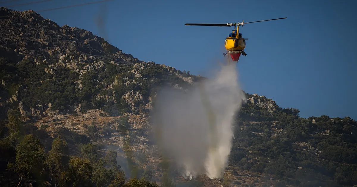 Ελικόπτερο επιχειρεί σε πυρκαγιά σε δασική έκταση