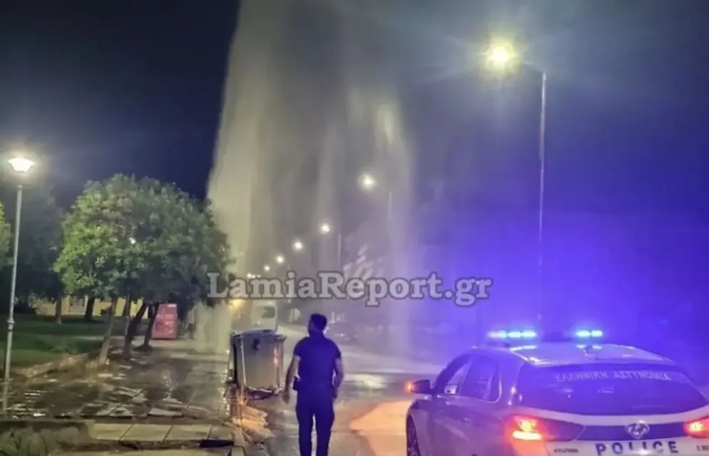 Βαν προσέκρουσε σε πυροσβεστικό κρουνό στη Λαμία