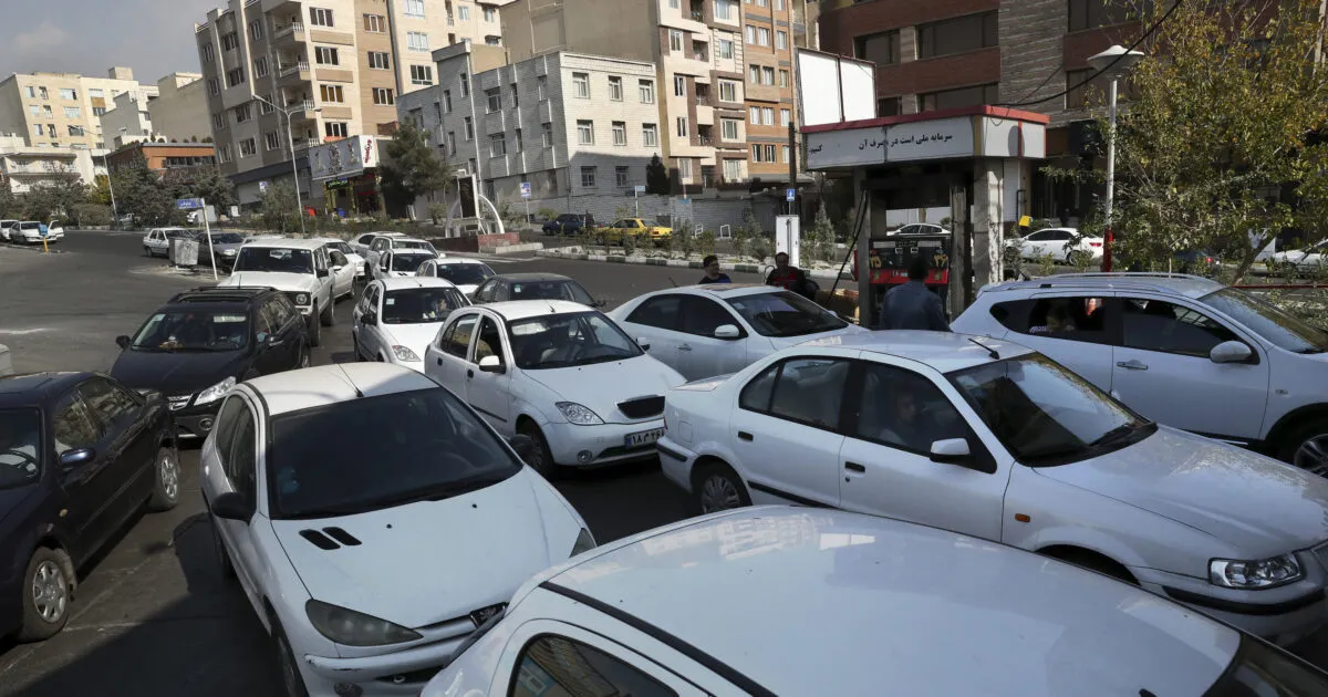Ουρές αυτοκινήτων σε βενζινάδικο στην Τεχεράνη
