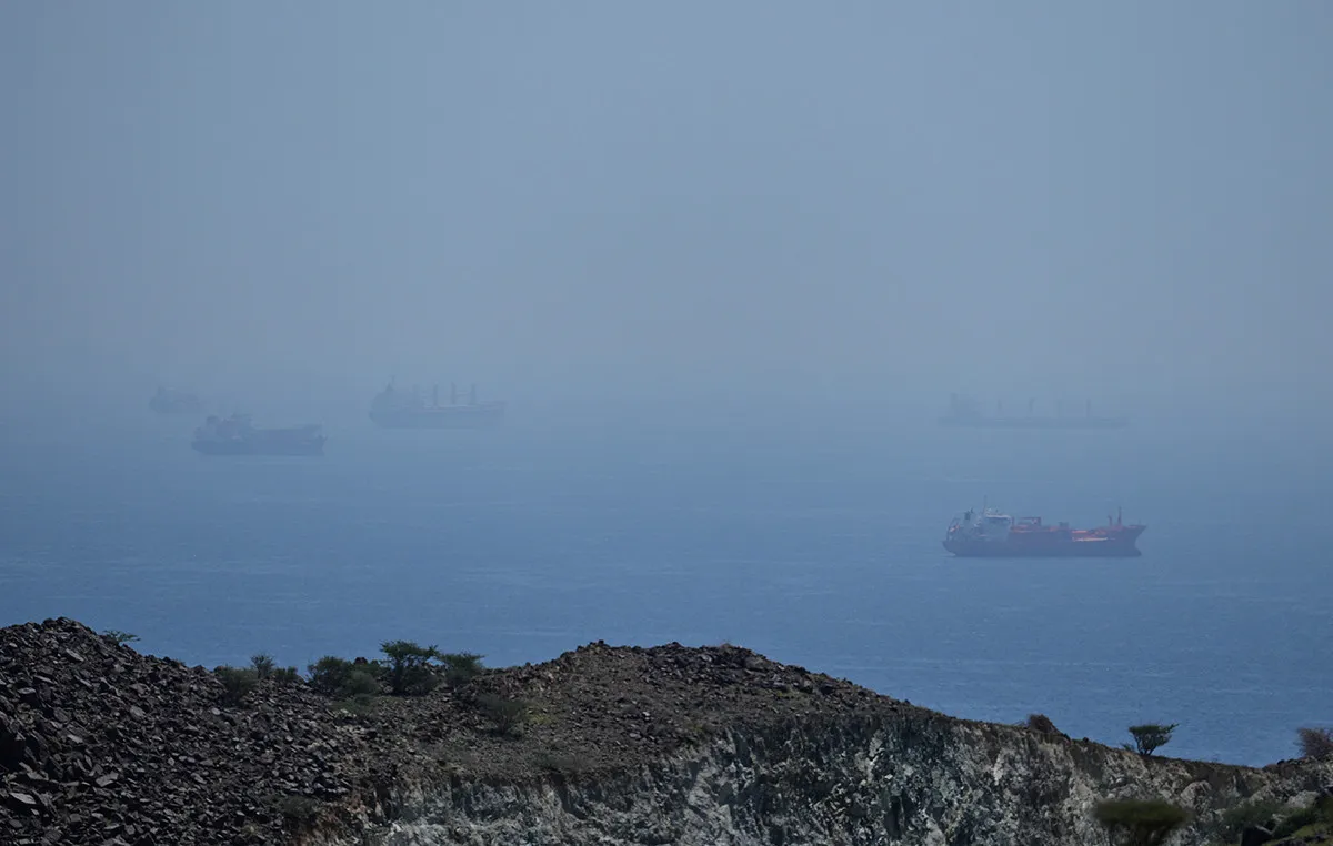 Δεξαμενόπλοιο σε φλόγες μετά από πλήγμα στα Στενά του Ορμούζ