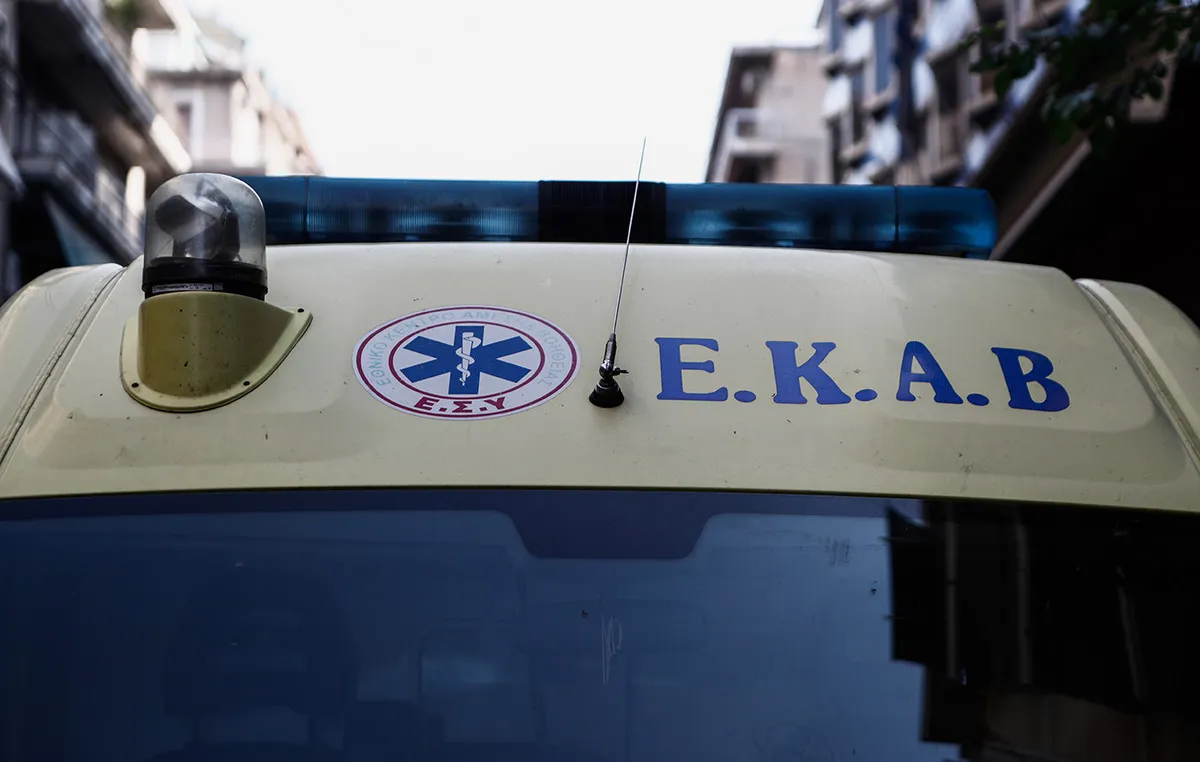 Ασθενοφόρο ΕΚΑΒ έξω από οικοδομή στην Ξάνθη
