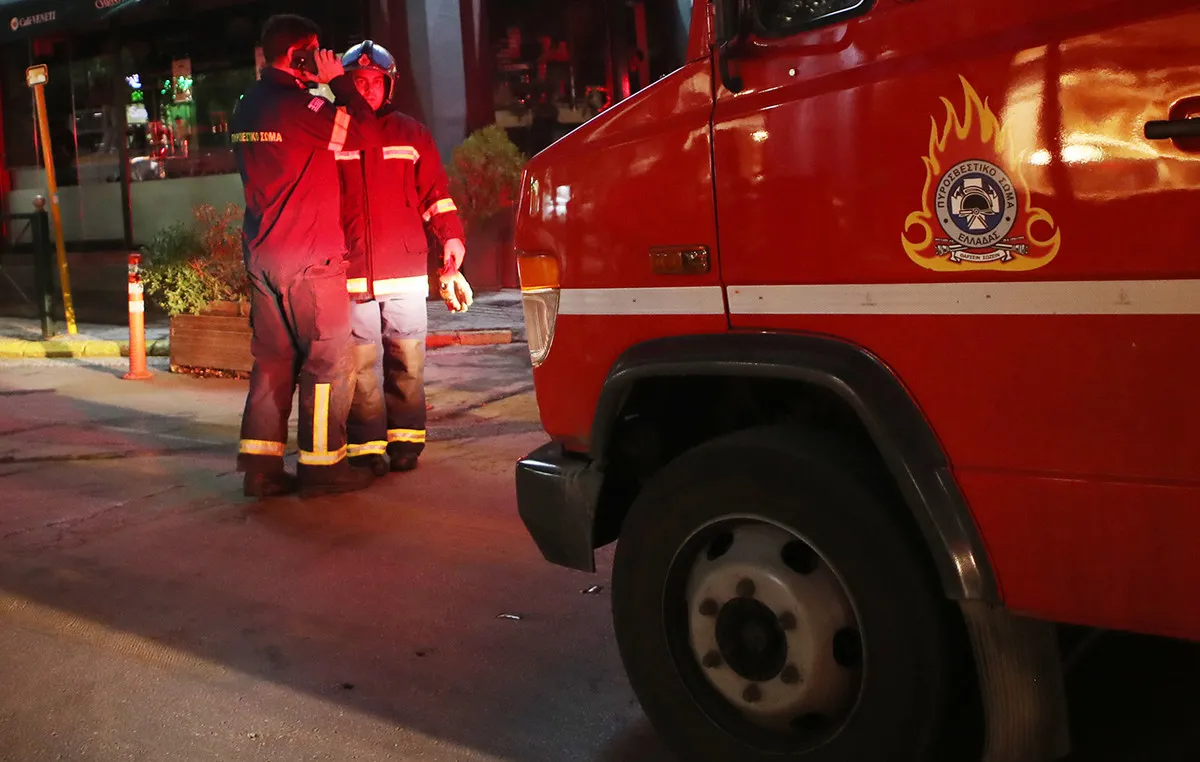 Πυροσβέστες επιχειρούν σε κατάστημα στο Παλαιό Φάληρο