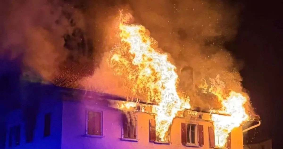 Πυροσβέστες σε κατεστραμμένο κτίριο μετά από φωτιά στην Ελβετία