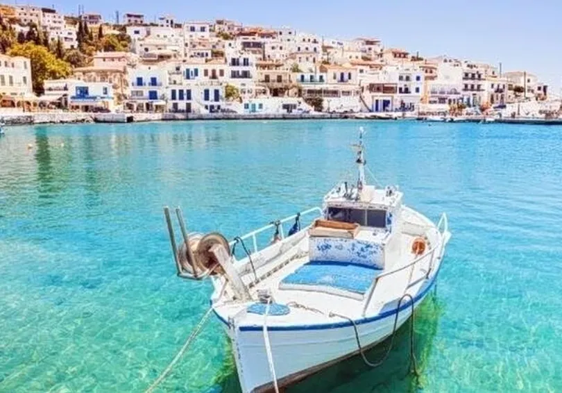 Οικογένεια ετοιμάζει βαλίτσες για διακοπές στην Ελλάδα