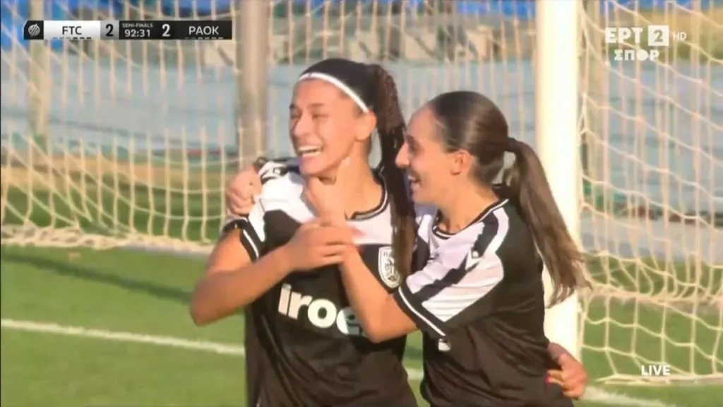 Παίκτες πανηγυρίζουν σε αγώνα Champions League
