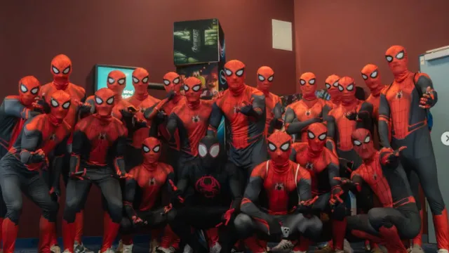 Παίκτες Ένεργκι Κότμπους ντυμένοι Spiderman στο σινεμά