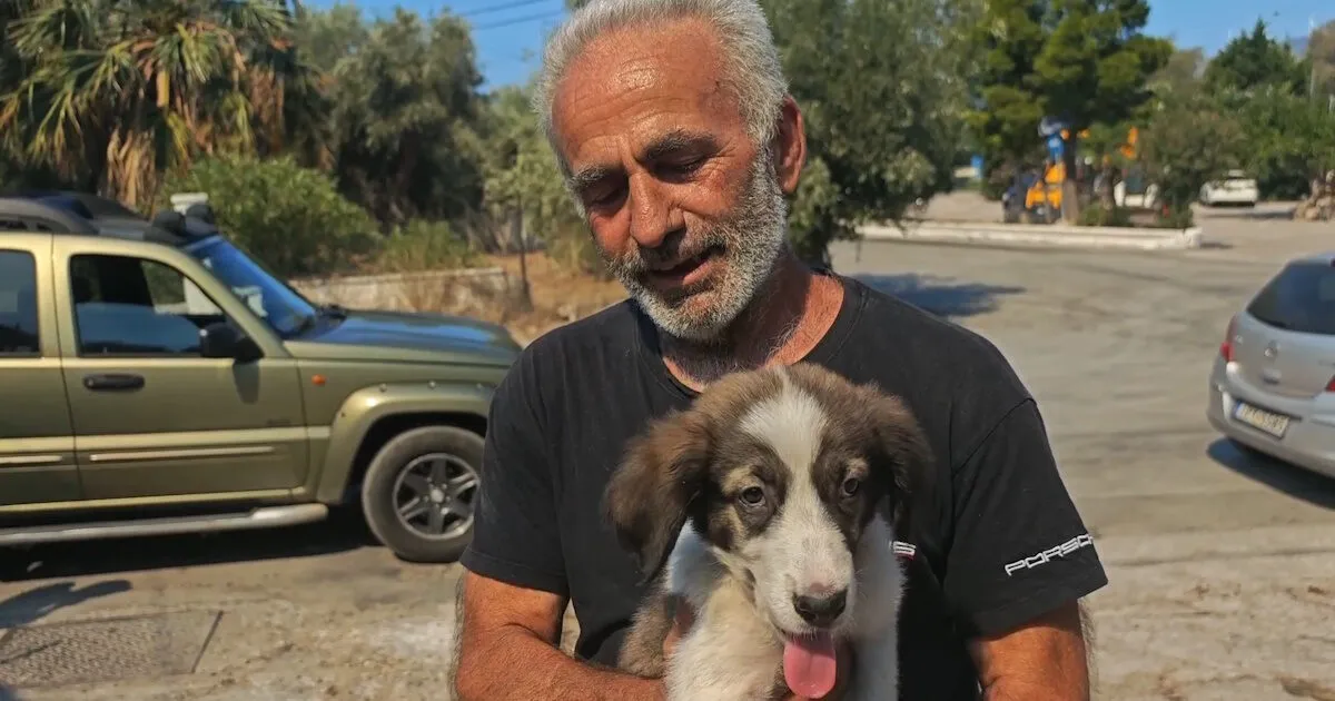 Ο Μάρκος αγκαλιά με τον σκύλο Μπρούνο στο Πόρτο Γερμενό