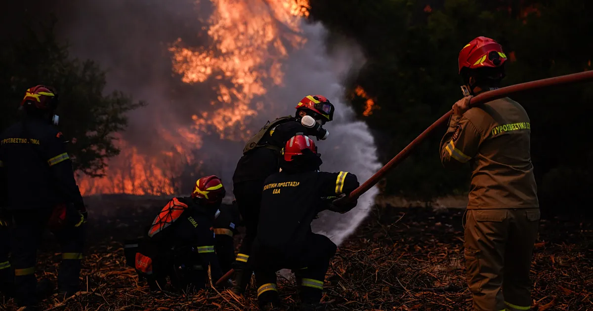Πυροσβέστες μάχονται με τη φωτιά στην Αχλαδιά Σητείας