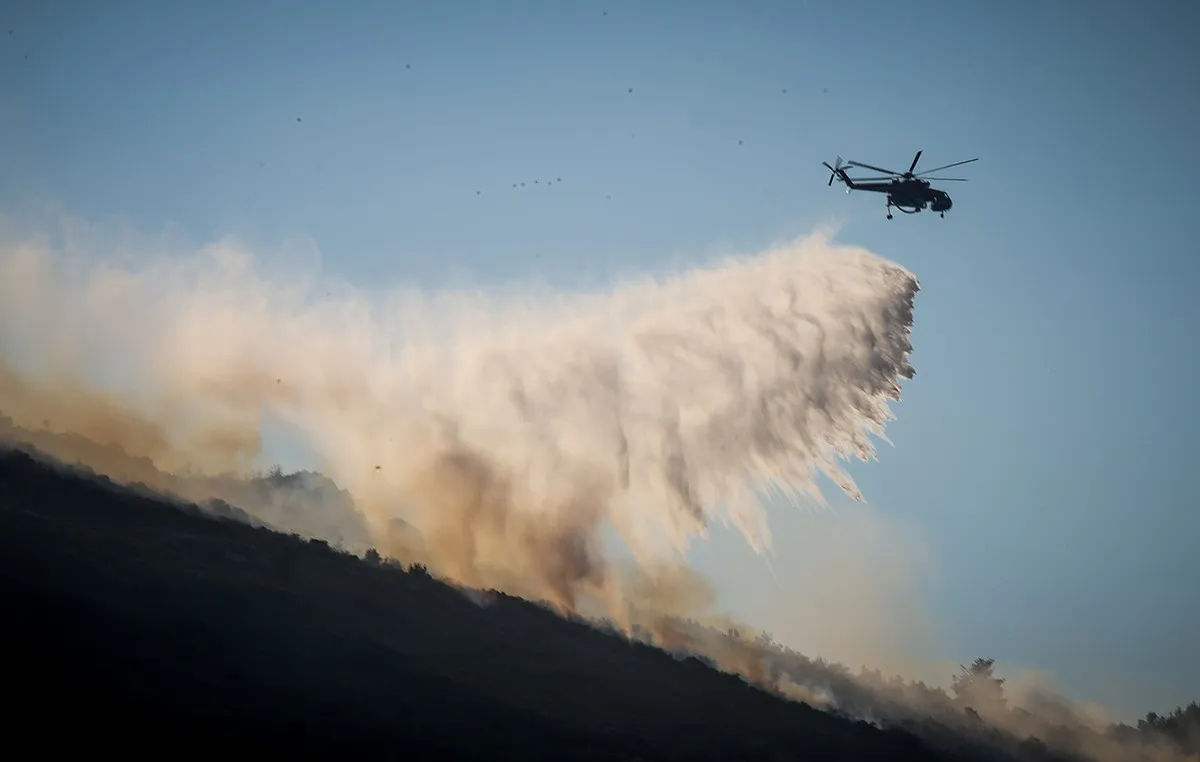 Πυροσβεστικό ελικόπτερο επιχειρεί σε δασική φωτιά στην Κόνιτσα