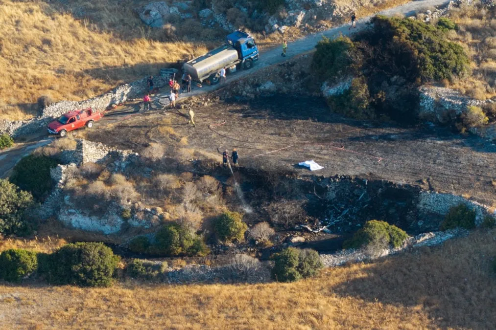 Συντριβή ελικοπτέρου στη Σίφνο, καπνός από τη φωτιά