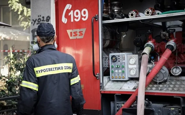 Πυροσβέστες επιχειρούν σε φωτιά πάρκινγκ πολυκατοικίας Ψυχικό