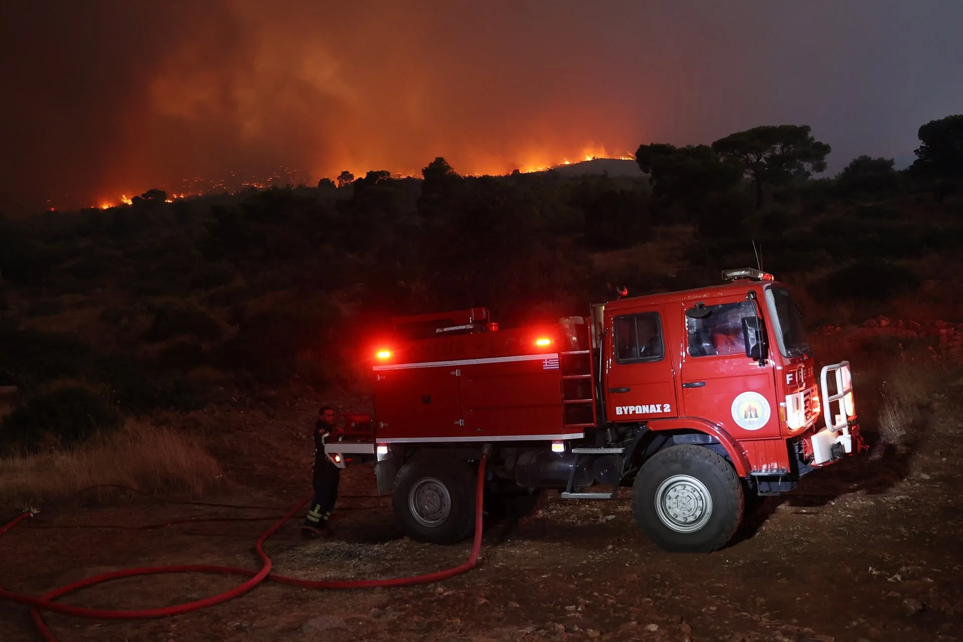 Πυκνοί καπνοί από πυρκαγιά κοντά σε κατοικίες