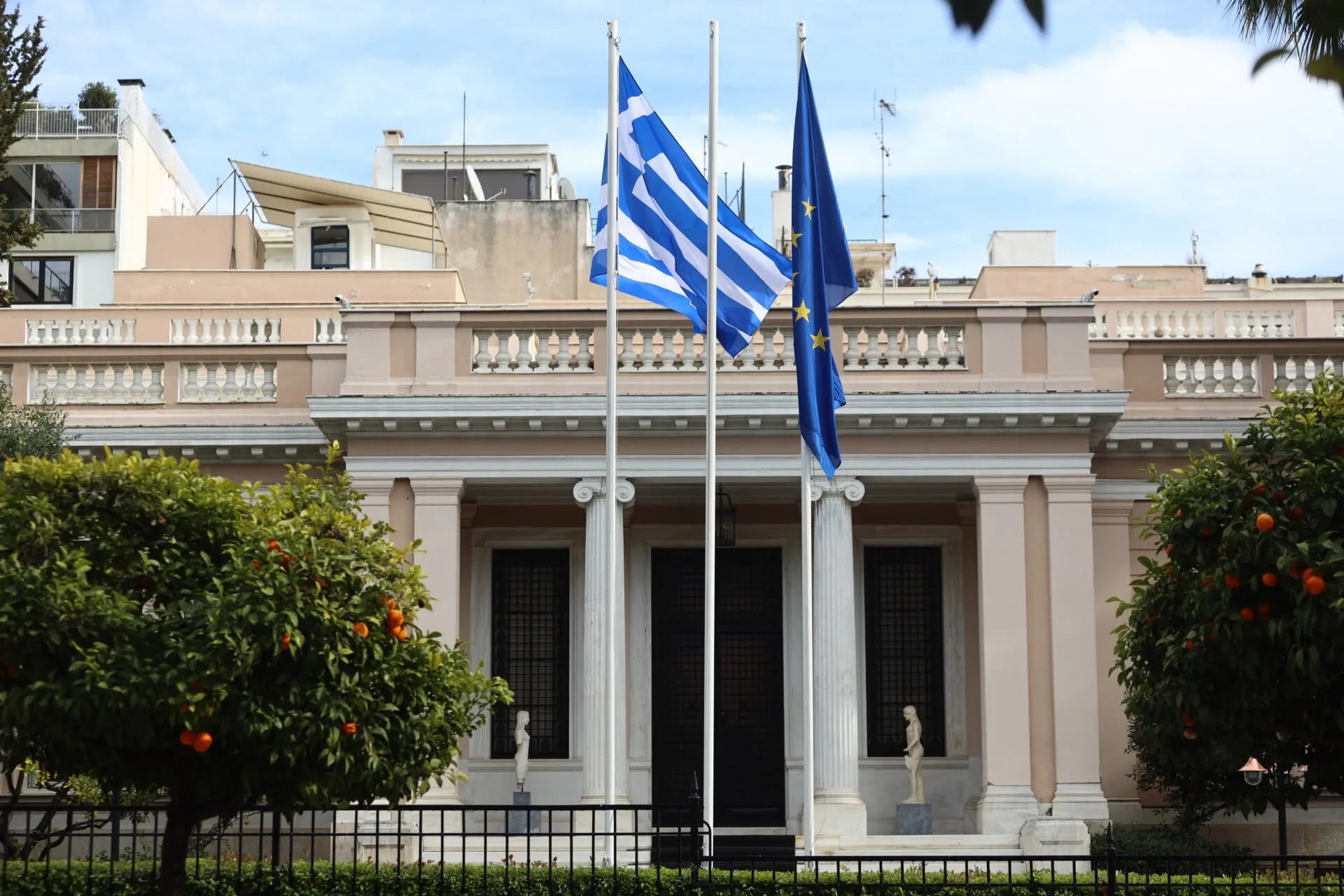 Ο Μητσοτάκης σε σύσκεψη για τους πυρόπληκτους στο Μαξίμου