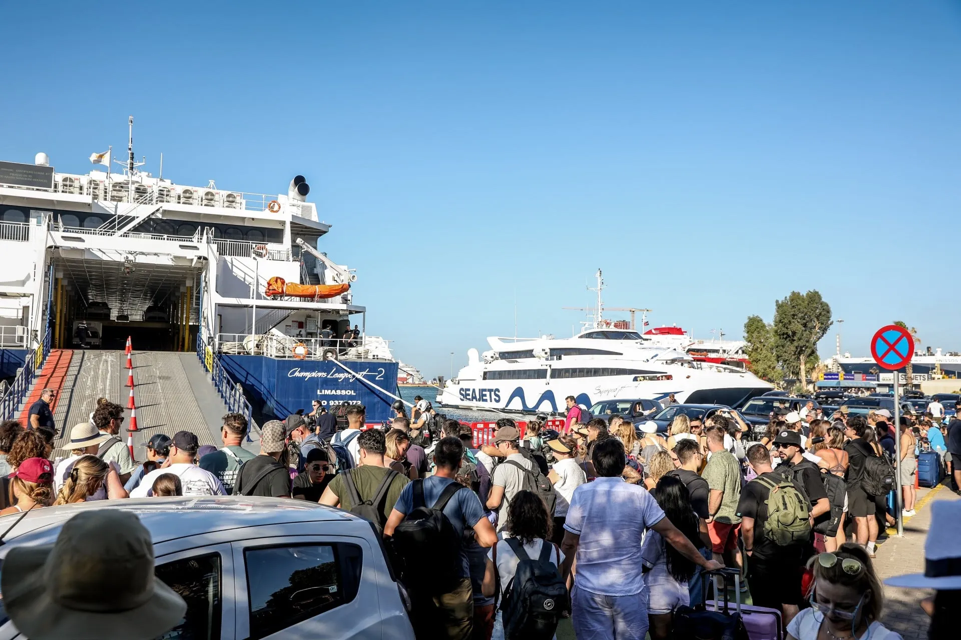 Επιβάτες και πλοία στο λιμάνι του Πειραιά τον Αύγουστο