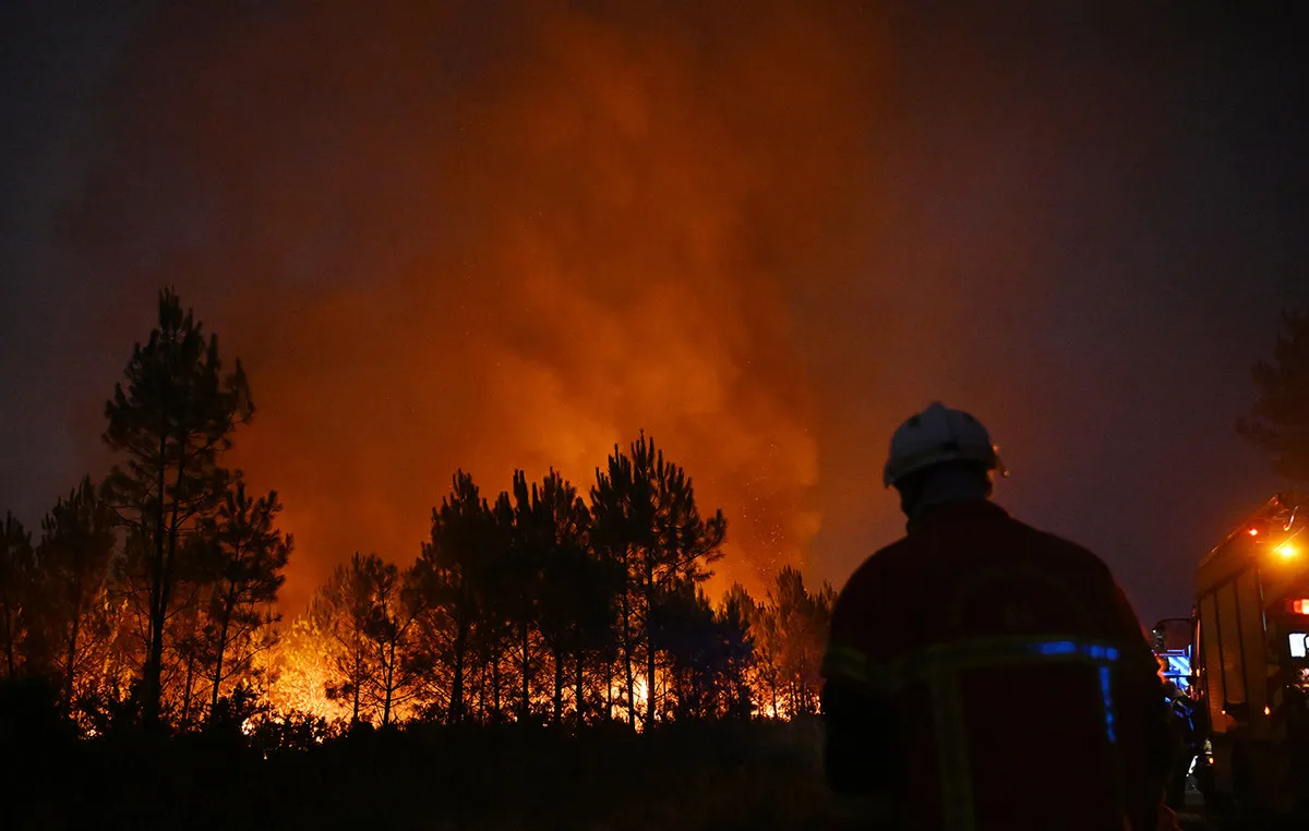 Πυκνός καπνός από πυρκαγιά σε δασική περιοχή της Γαλλίας