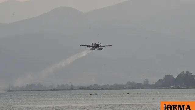 Πυροσβεστικό ελικόπτερο ρίχνει νερό σε πυρκαγιά