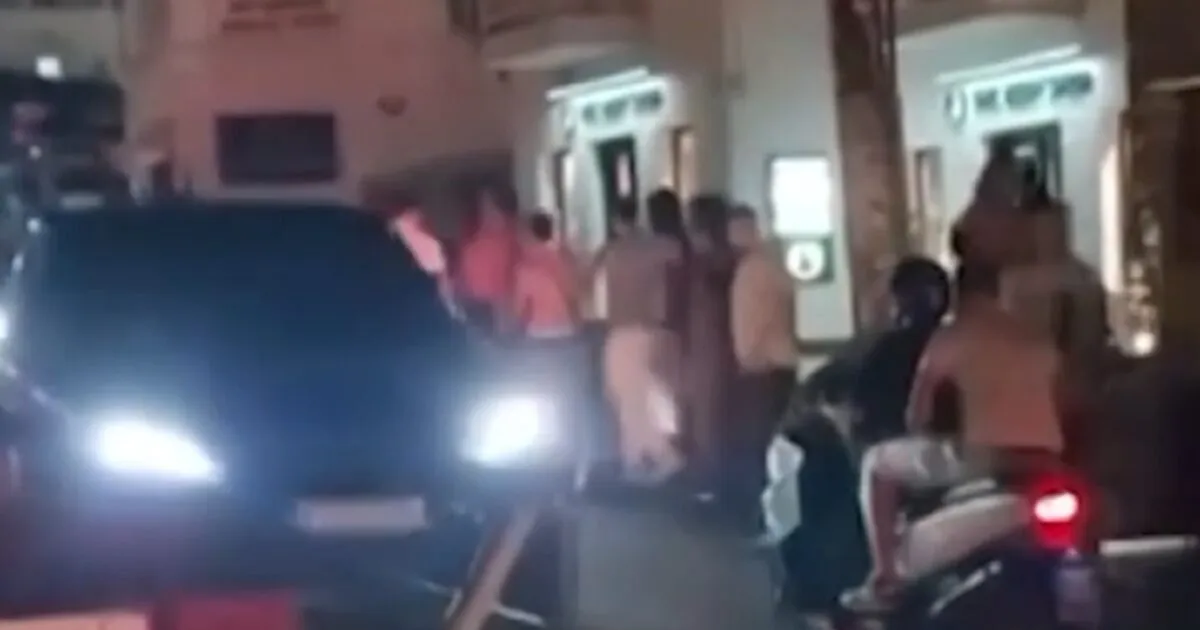 Συμπλοκή τουριστών στη μέση δρόμου στη Μύκονο