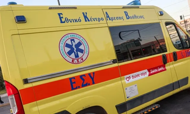 Πυροσβέστες σε επιχείρηση διάσωσης στα Φαλάσαρνα Χανίων