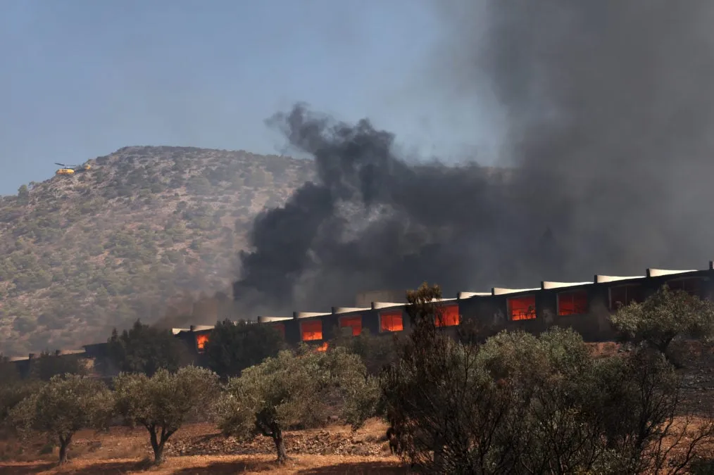 Πυρκαγιά κοντά σε κολόνα ΔΕΔΔΗΕ στον Κουβαρά