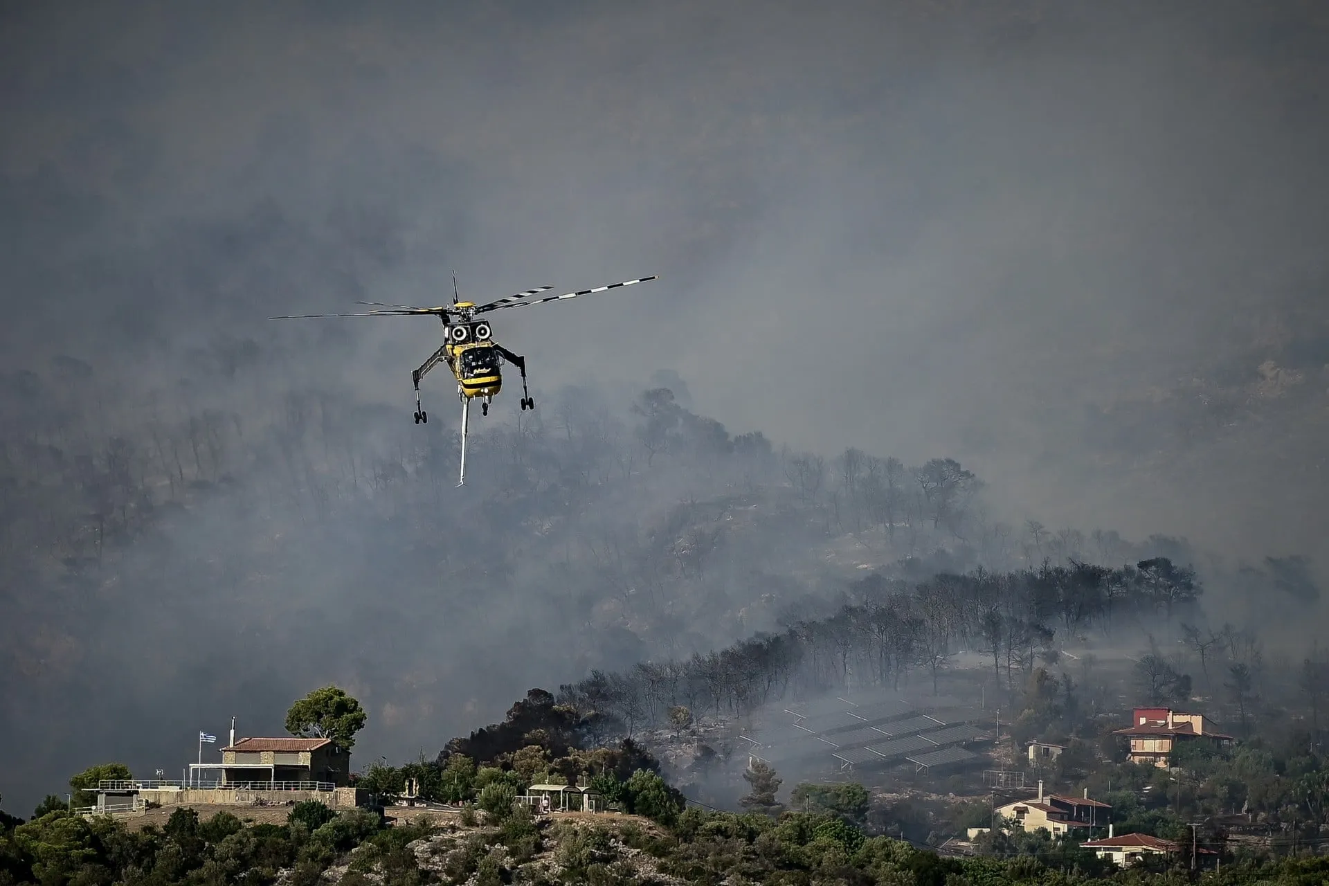 Πυροσβέστες επιχειρούν σε φωτιά στην Αχλαδιά Σητείας Κρήτης