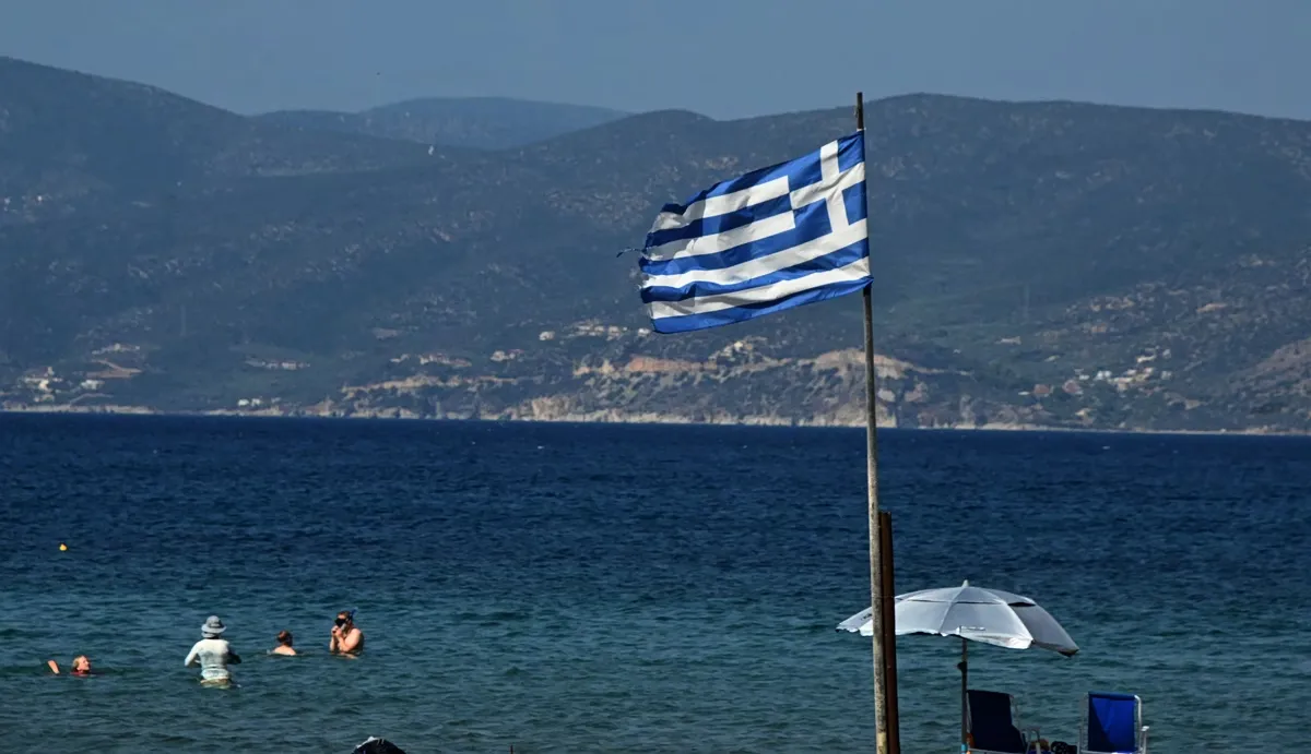 Ναυαγοσώστες κάνουν ΚΑΡΠΑ σε παιδί σε παραλία
