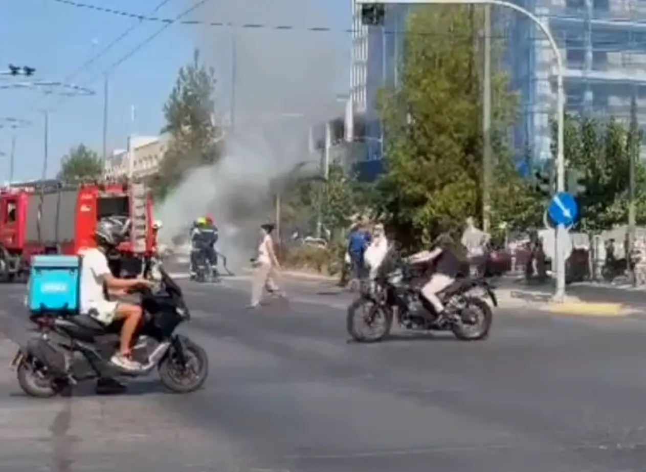Φωτιά σε αυτοκίνητο στη Λεωφόρο Αλεξάνδρας με ουρές οχημάτων