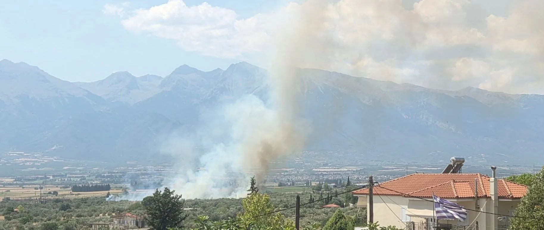 Πυροσβεστικά οχήματα σε αγροτοδασική έκταση στην Ελάτεια Φθιώτιδας