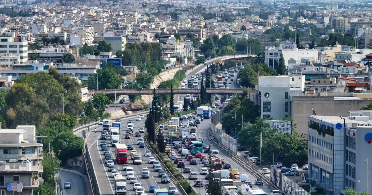 Τροχαίο στον Κηφισό με φορτηγό και ΙΧ αυτοκίνητο