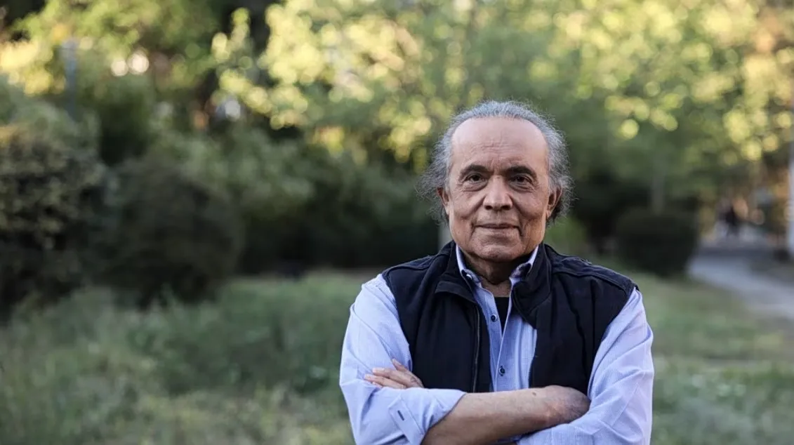 Ο Λάκης Χαλκιάς σε παλιά φωτογραφία με μπουζούκι