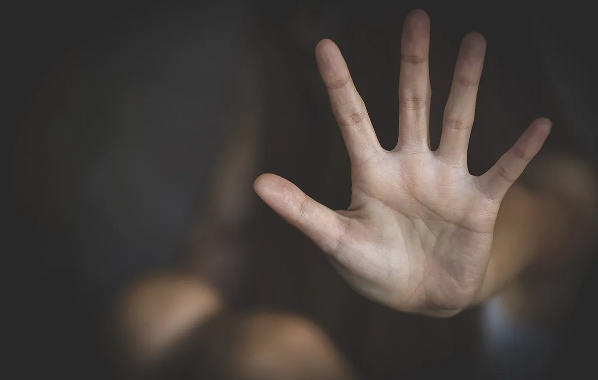 Χειροπέδες και δικαστική σφραγίδα, σύλληψη για ασέλγεια σε ανήλικη