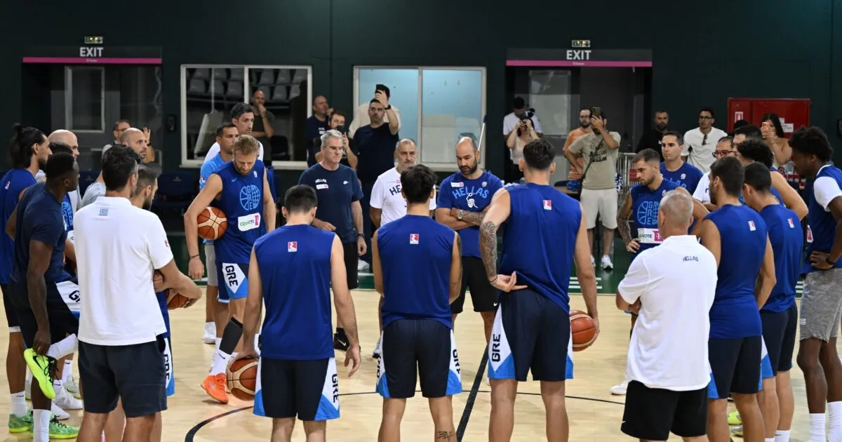Ο Μάικ Μπατίστ αγκαλιάζει τον Βασίλη Σπανούλη στο T-Center