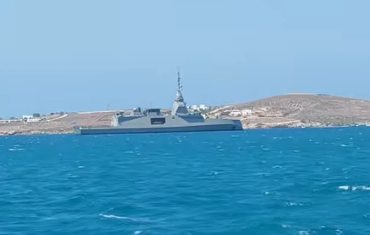 Φρεγάτα Κίμων στην Πάρο για τον Δεκαπενταύγουστο
