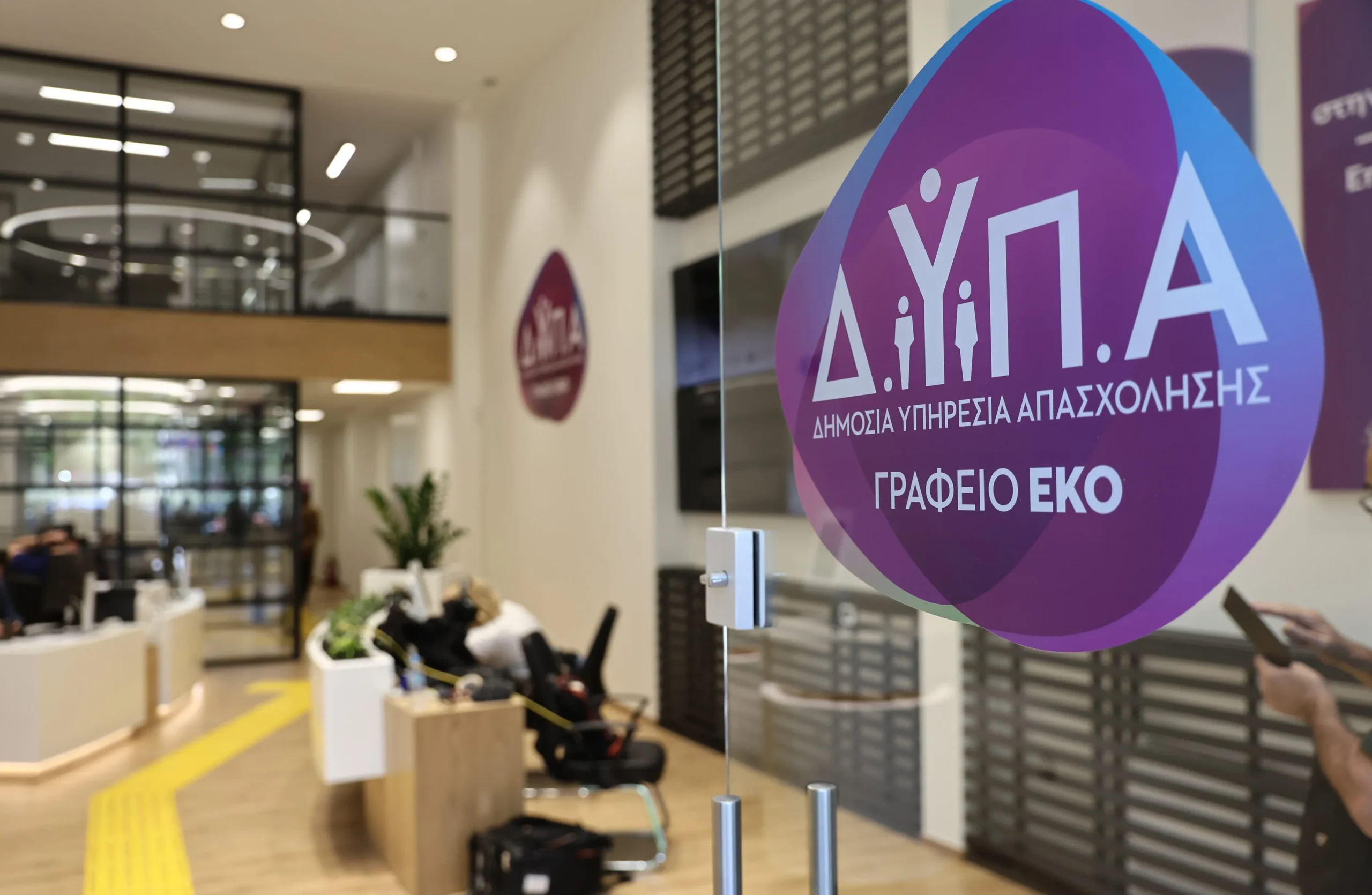 Ηλικιωμένος εργαζόμενος σε πρόγραμμα απασχόλησης ΔΥΠΑ