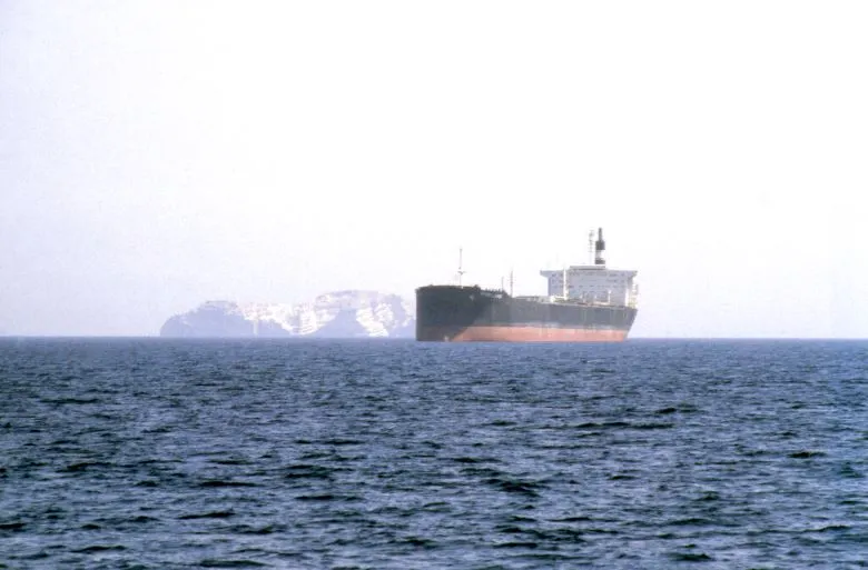 Πλοία στα Στενά του Ορμούζ κοντά στο Ιράν