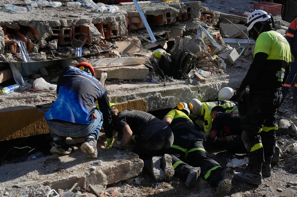 Συντρίμμια κτιρίου μετά τον σεισμό στην Κολομβία
