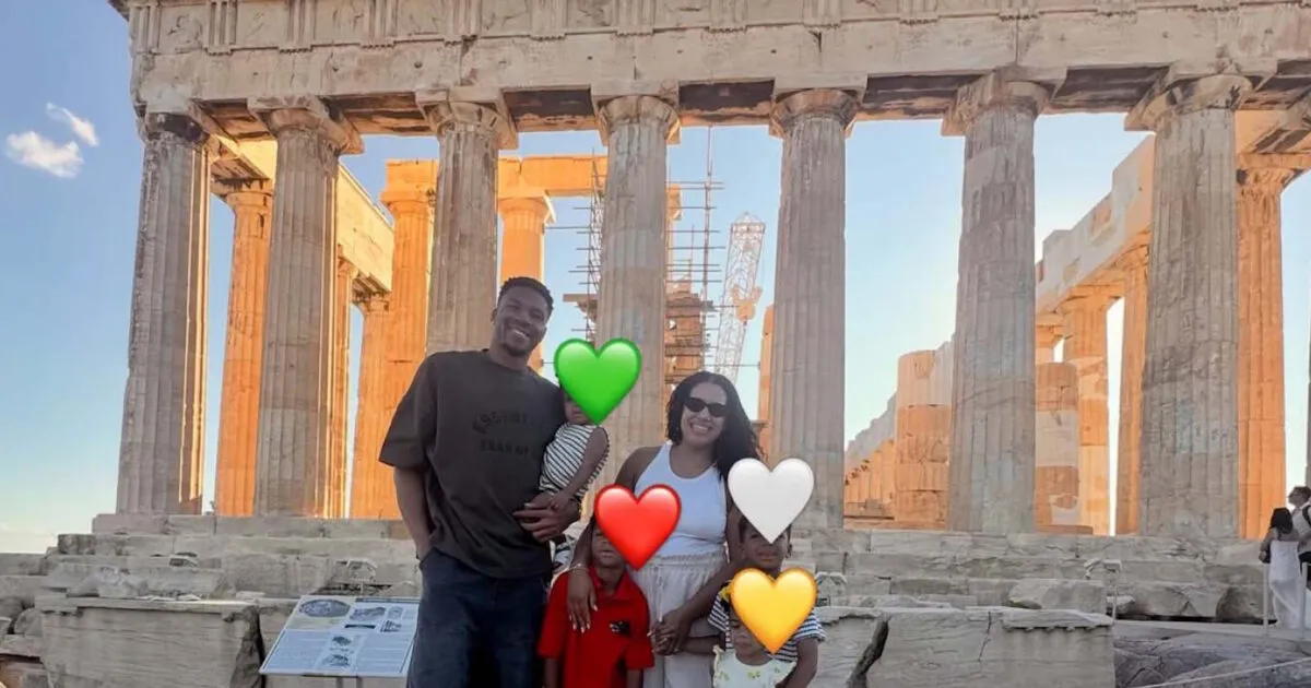 Ο Γιάννης Αντετοκούνμπο με την οικογένειά του στην Ακρόπολη