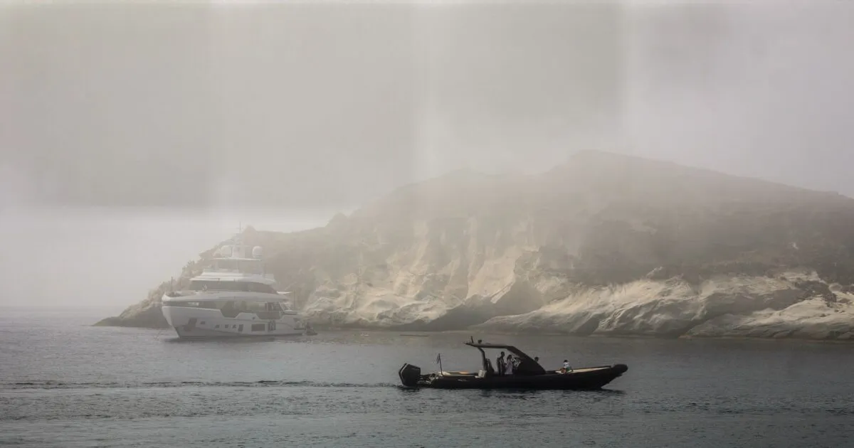 Πυκνή ομίχλη sea smoke πάνω από παραλία στην Κίμωλο